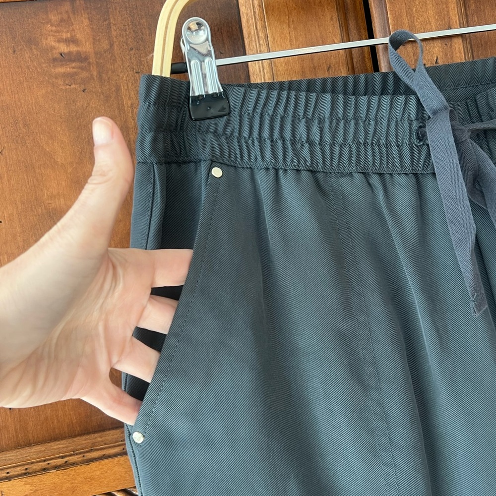NWT Banana Republic Gray Cuffed Joggers | Size M | Cargo Pockets | Fall 2019 - Picture 8 of 17
